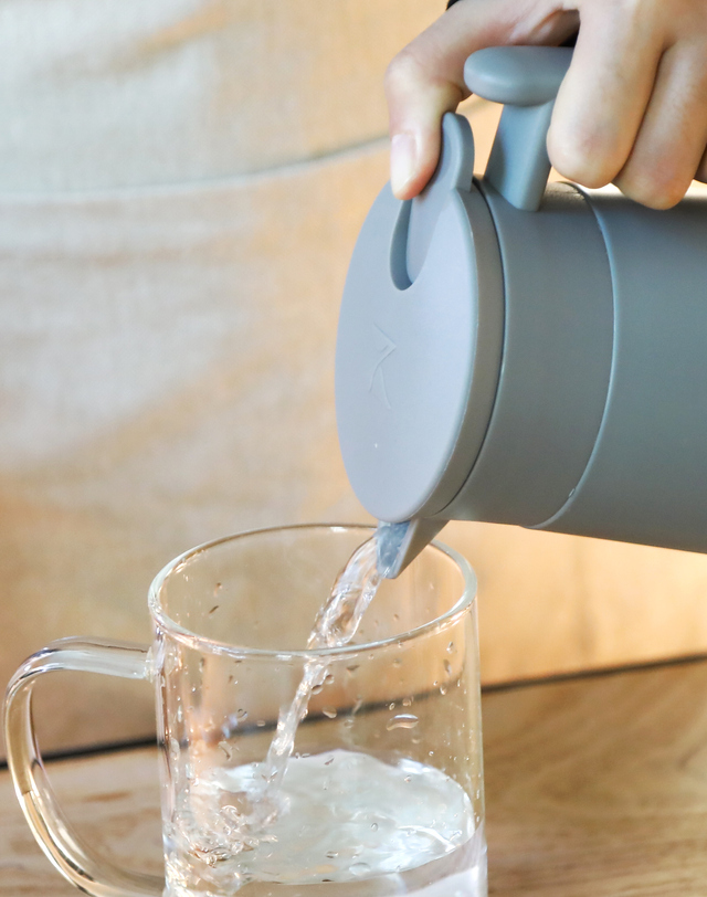 비프로젝트 바른락 심플 보온보냉 주전자 물병 800ml (핑크) 착용컷
