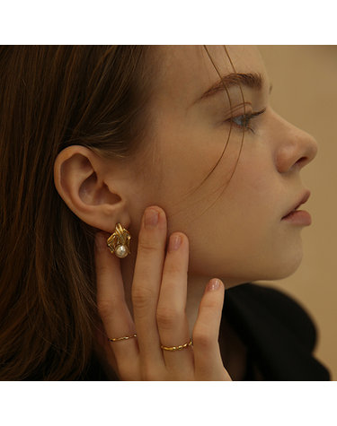 Pearl in the shell earring E014
